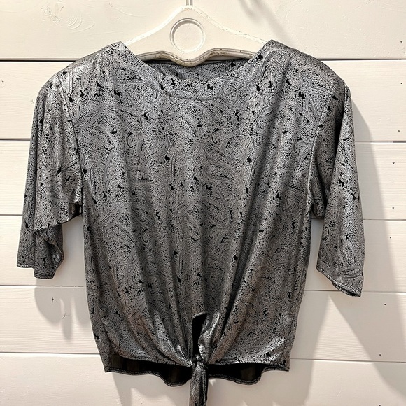 🩶 GLENSPORT by Pierre Bertrand – Silver Paisley Tie-Front Top Estimated Size S/M - Picture 1 of 6